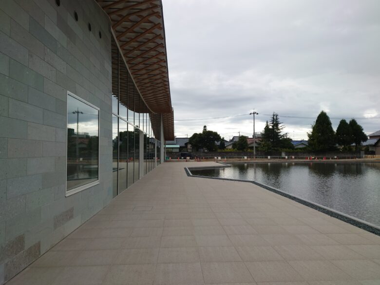 丸岡城観光情報センター前の水辺