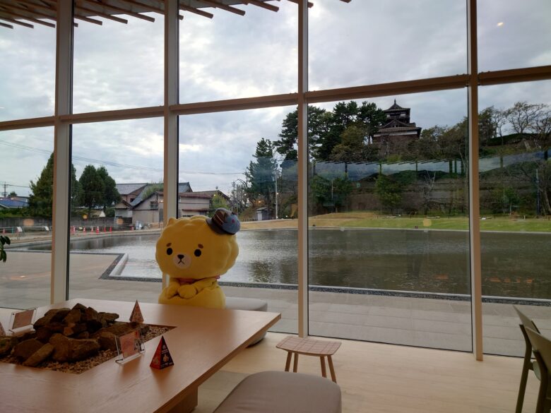 丸岡城観光情報センター館内から見える丸岡城