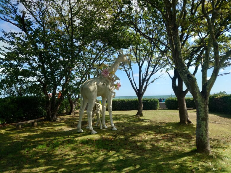 柳田児童公園に設置された奥能登国際芸術祭の「なぜここにいるのだろう」のキリンの親子