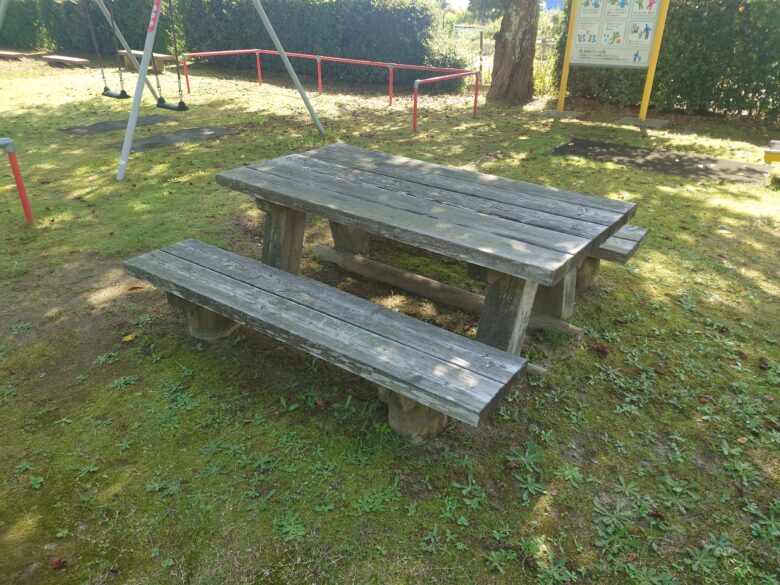 柳田児童公園にテーブル付ベンチ