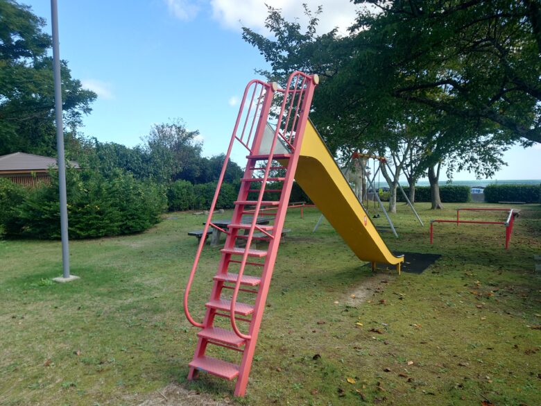 柳田児童公園の滑り台