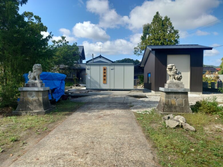 柳田神社の境内