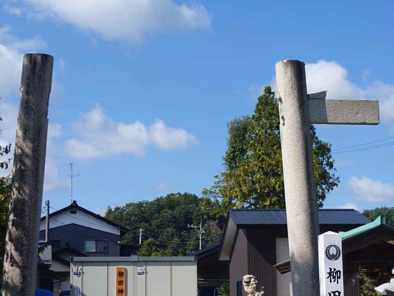 柳田神社の破損した鳥居