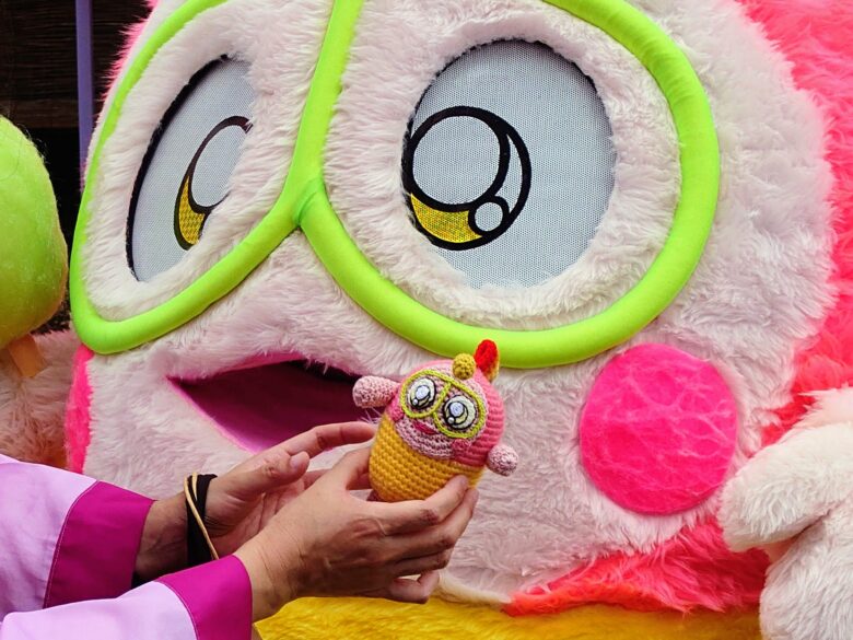 プク丸ちゃんの小さな編み物に感動するプク丸ちゃんとかにこ隊長