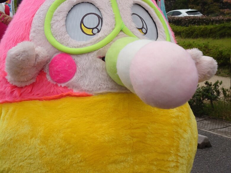 大きな団子を加えるプク丸ちゃん