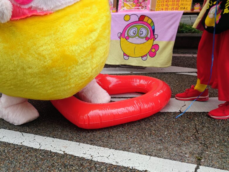 大きなハートの上に座ろうとするプク丸ちゃん