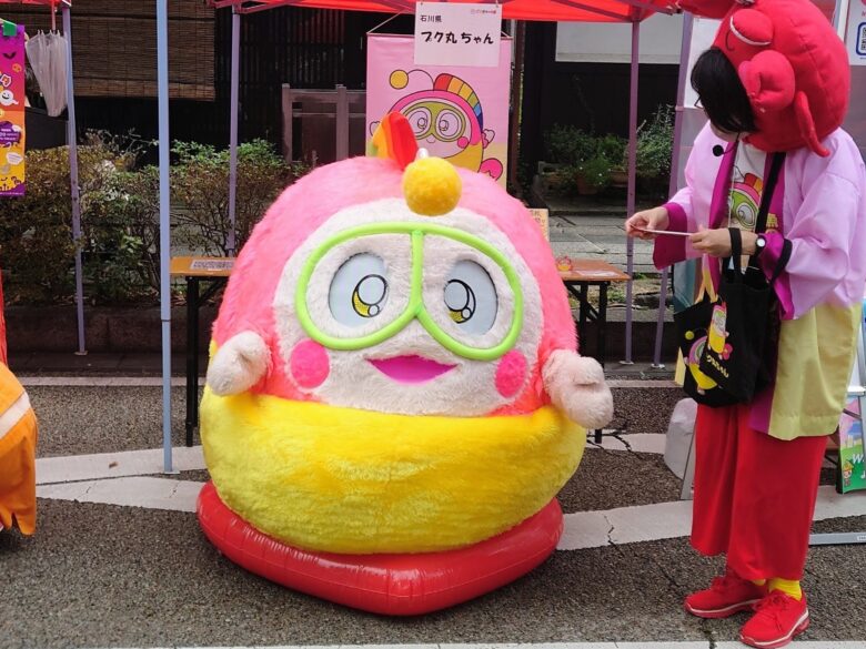 大きなハートの上に無事に座ったプク丸ちゃん