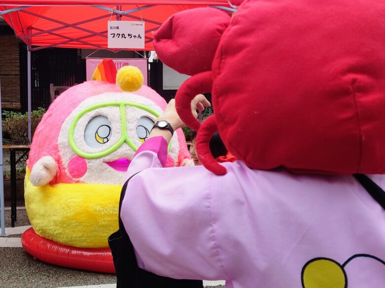 プク丸ちゃんを撮影するかにこ隊長