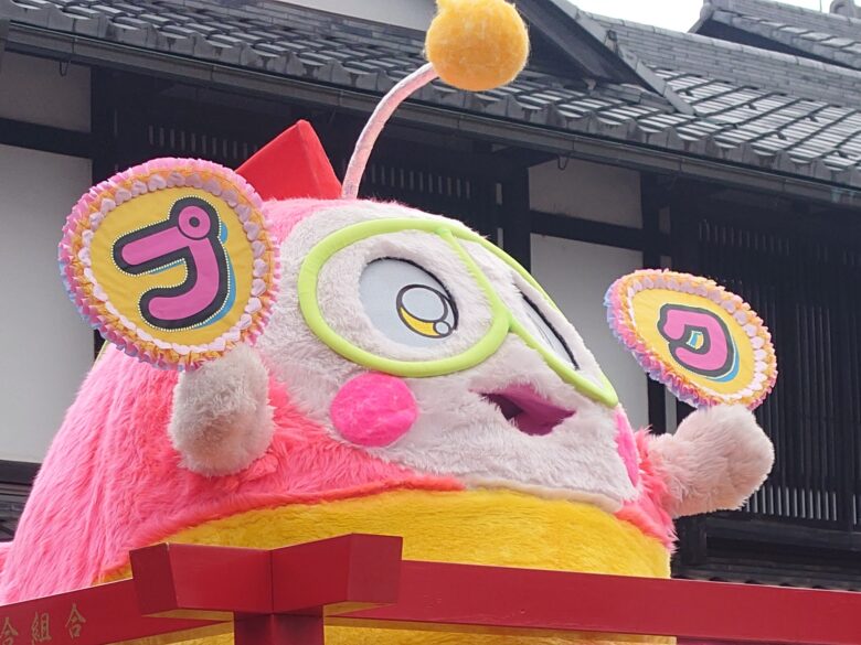 応援うちわを両手に持つプク丸ちゃん