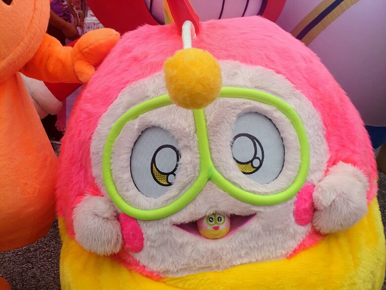 ちいさいプク丸ちゃんをくわえているプク丸ちゃん