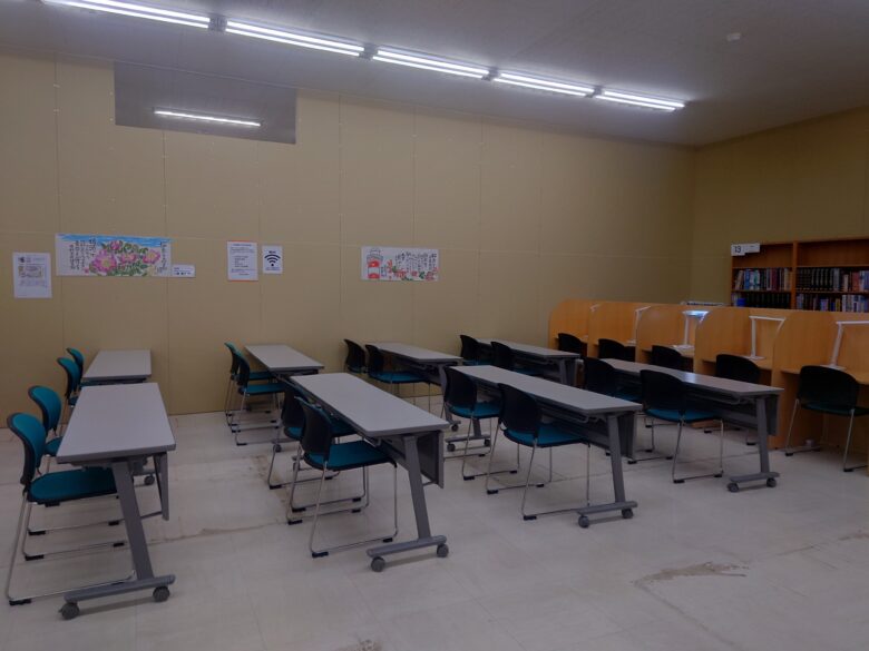 (仮設)輪島市立図書館の読書コーナー