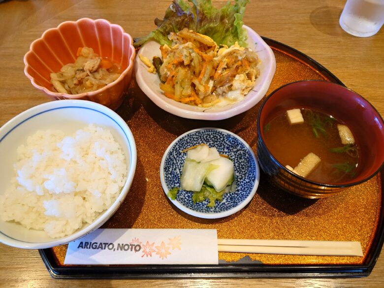 コミセン鳳至BASEの本日のおばんざいとご飯セット