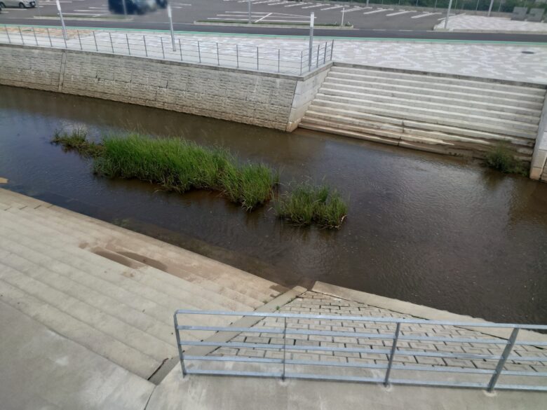 LAKUNA(ラクナ) はくいと増設駐車場の間の小川