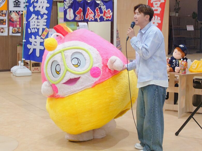 おだともあきさんのステージで応援するプク丸ちゃん