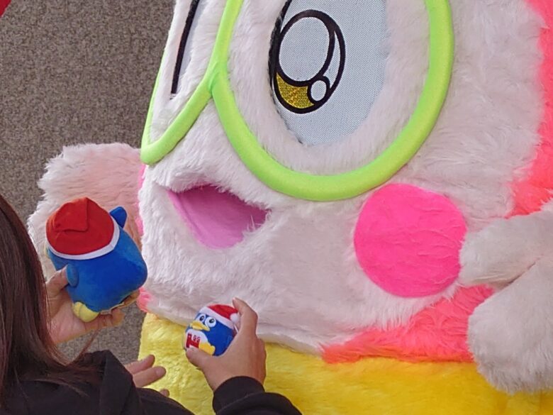 プク丸ちゃんの口にどんぺんを入れようとしているところ