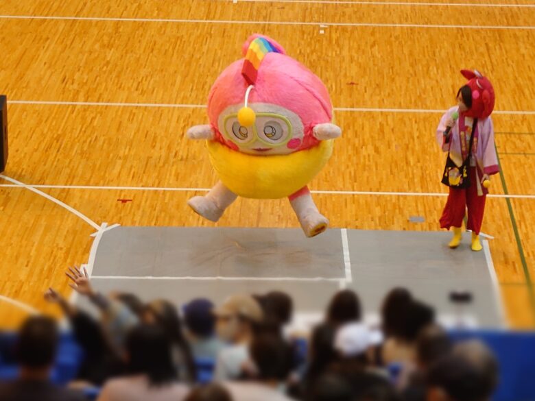 柿まつり2025でジャンプするプク丸ちゃん