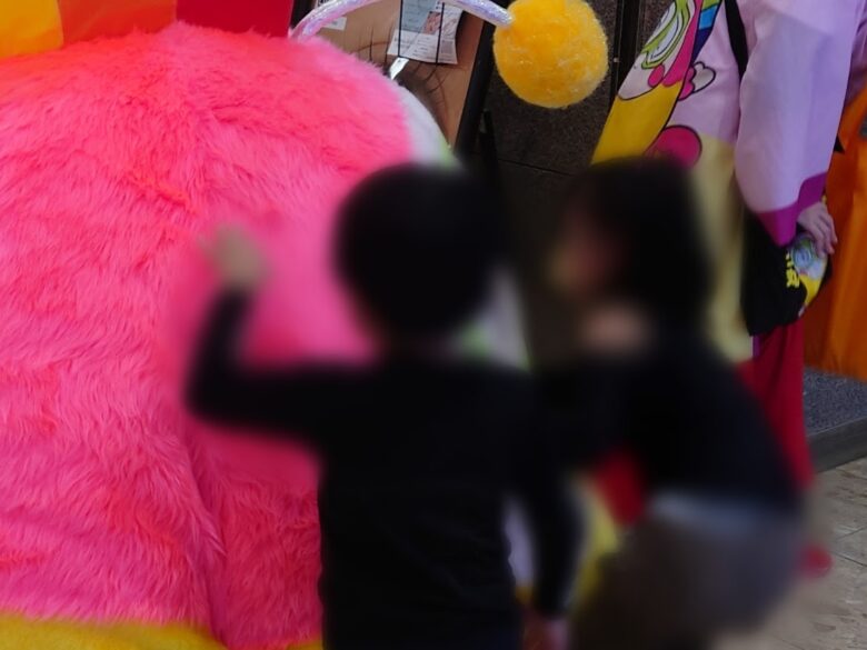 プク丸ちゃんの口に手を入れて中身を探っているちびっこ