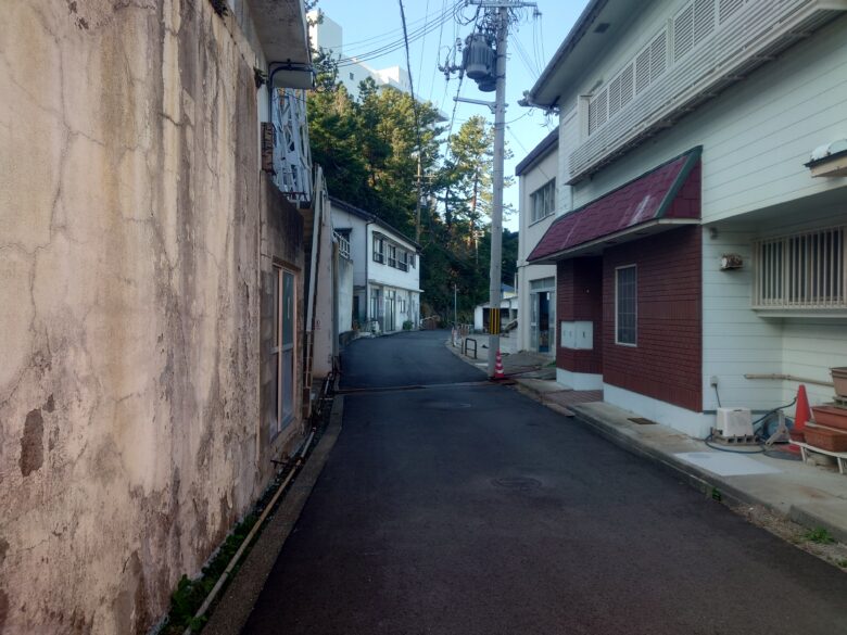 崎の湯に続く小道