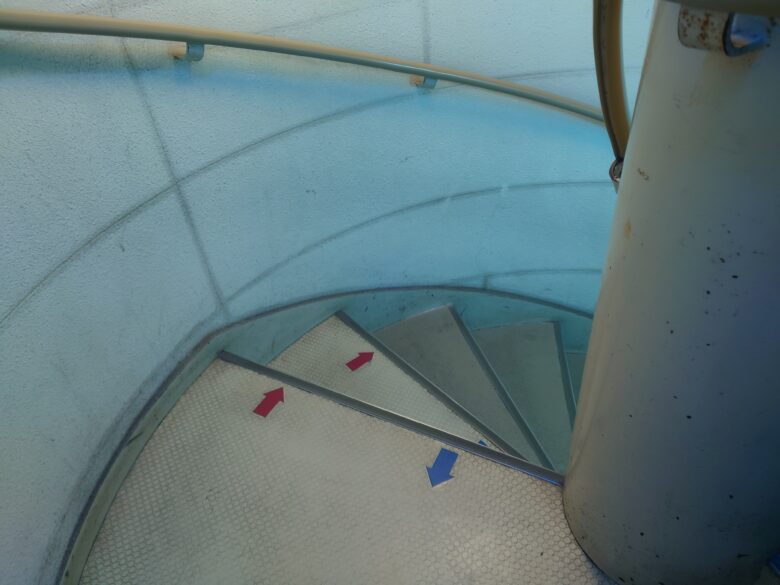 白浜海中展望塔の水中へ続く螺旋階段