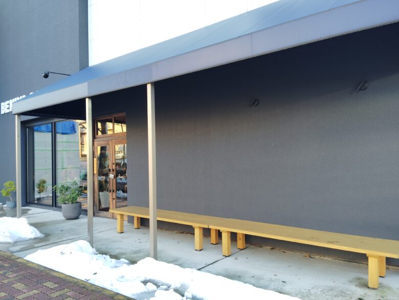 BENIYA COFFEEの外のベンチ