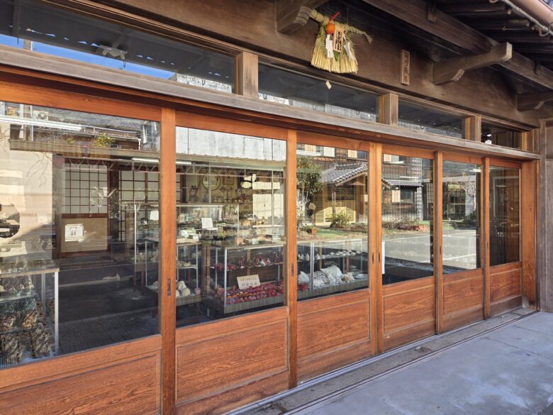 夫婦岩表参道の通りにあるお店