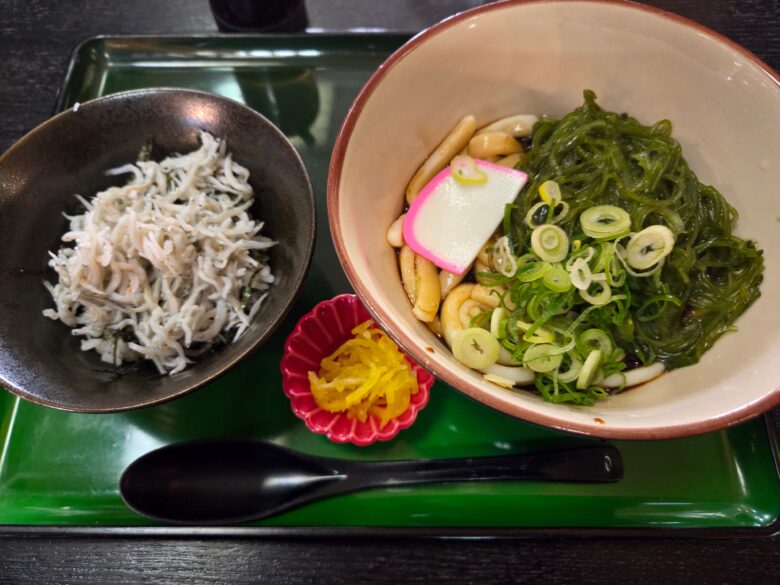 まるはま店のめかぶ伊勢うどんと小盛りのしらす丼