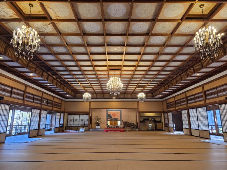 賓日館の大広間