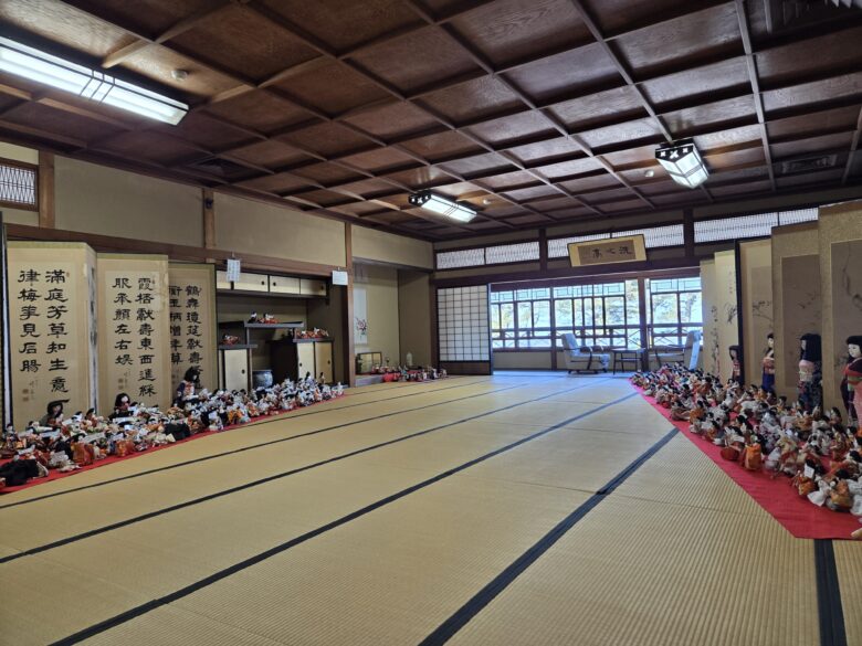 賓日館の広間と雛人形
