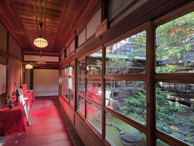 賓日館の廊下と中庭