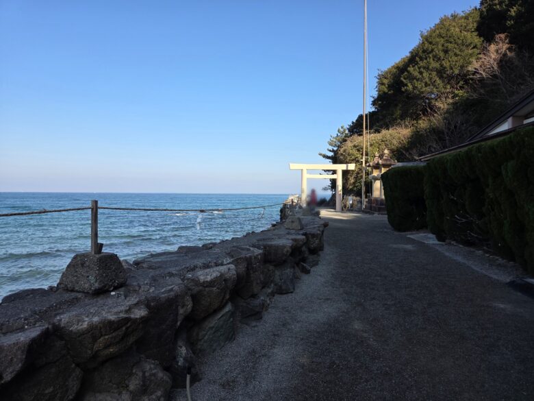 二見興玉神社の海岸沿いの境内