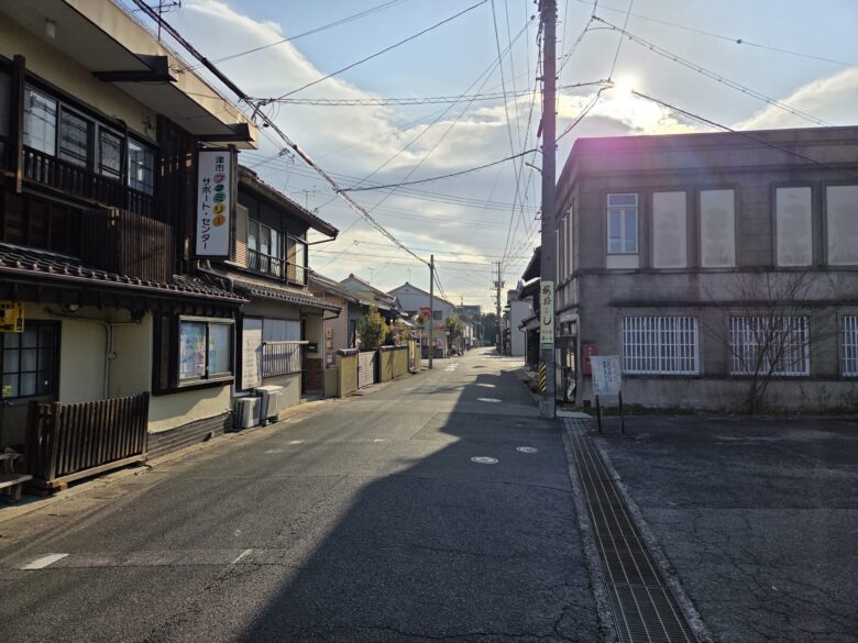 JR一身田駅の前の通り