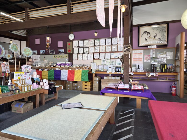 専修寺の境内にある茶処の屋内