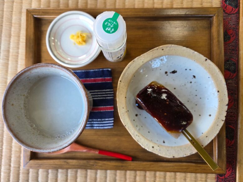 専修寺の境内にある茶処の田楽と甘酒