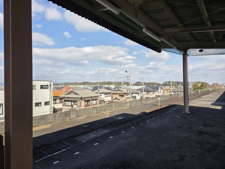 東一身田駅のプラットホーム