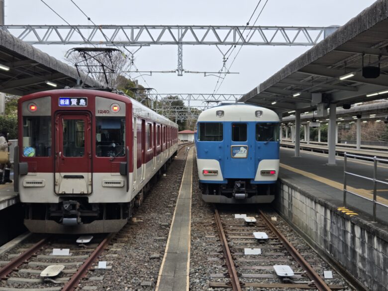 賢島駅に停車していた赤色と青色の電車