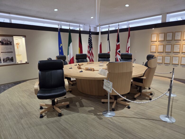 賢島駅の伊勢志摩サミット記念館 サミエールの実際に使用されたテーブルと椅子