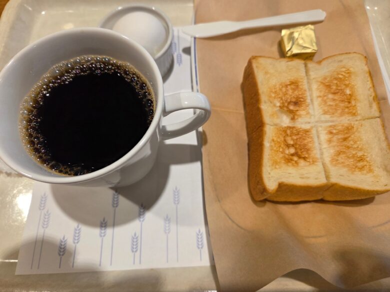 津駅内のカフェのモーニングセット