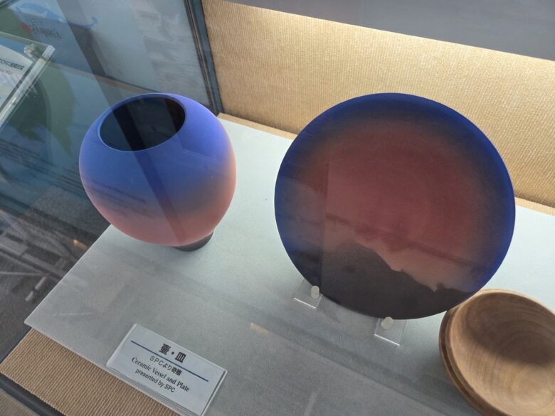四日市港ポートビルの１階で展示されている美術品