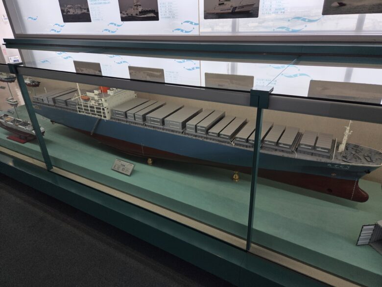 四日市港ポートビルの14階で展示されている輸送前