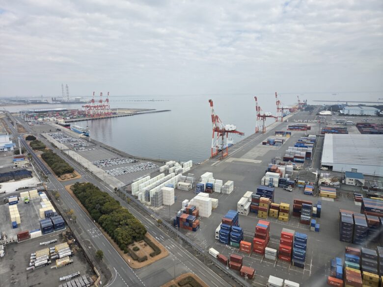 四日市港ポートビルの14階からの日中の眺め