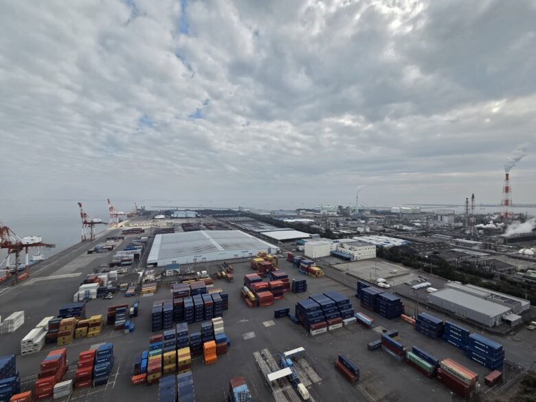 四日市港ポートビルの14階からの日中の眺め