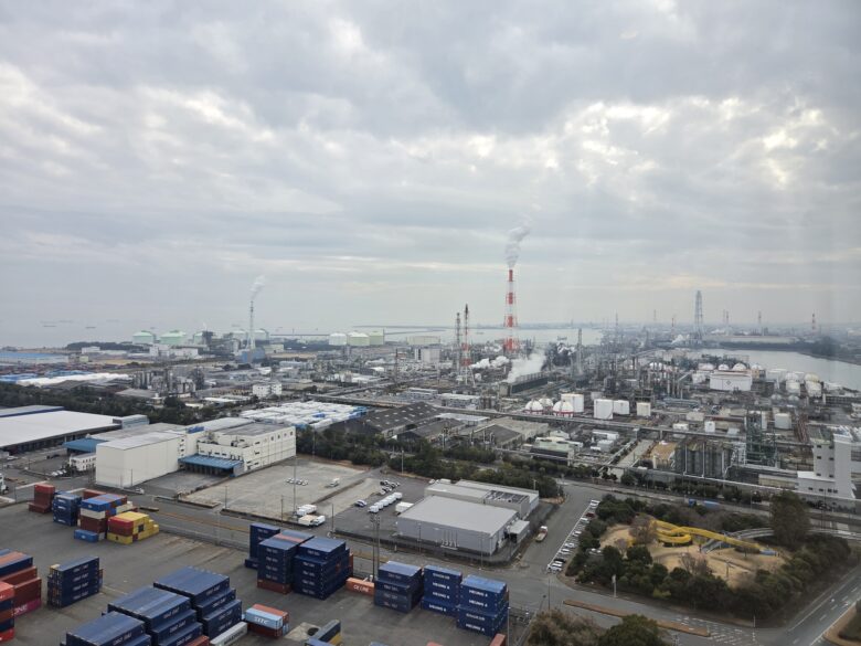 四日市港ポートビルの14階からの日中の眺め