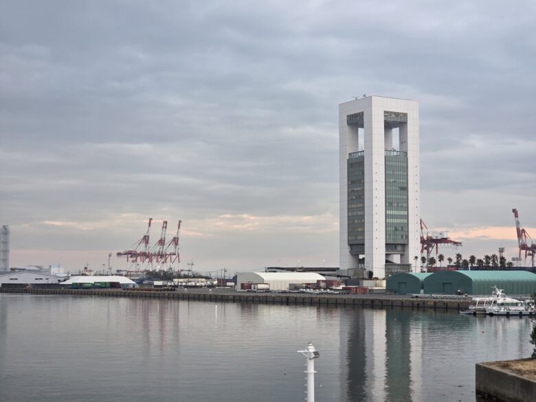 夕暮れ前の四日市港ポートビル