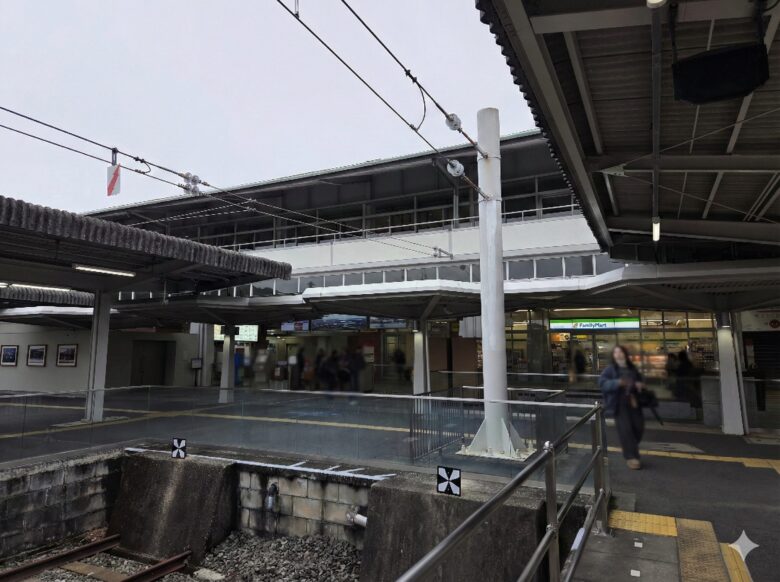 賢島駅に到着した電車から降りた様子