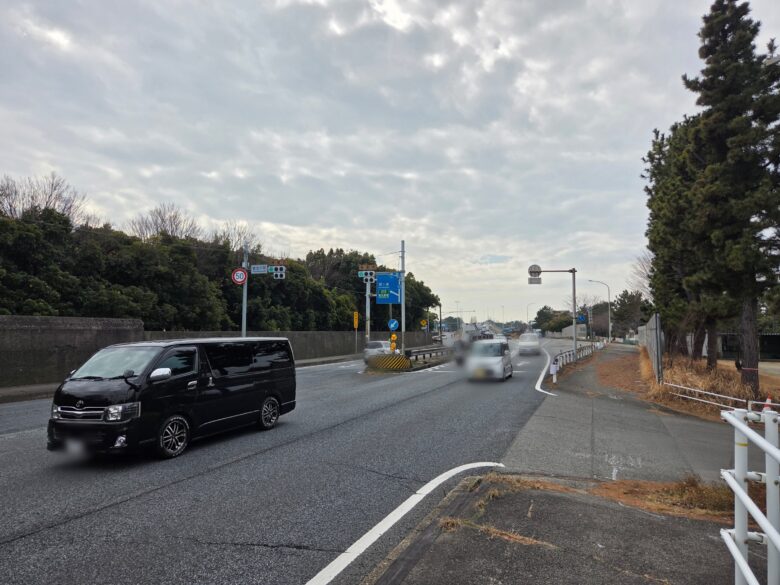 富田浜駅から住宅街を抜けたところの環状線