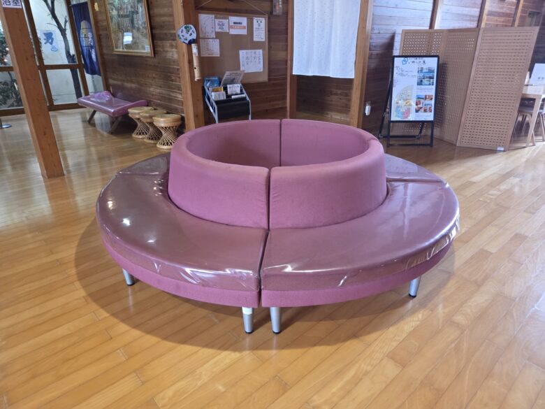 なかじま猿田彦温泉いやしの湯の円形の椅子