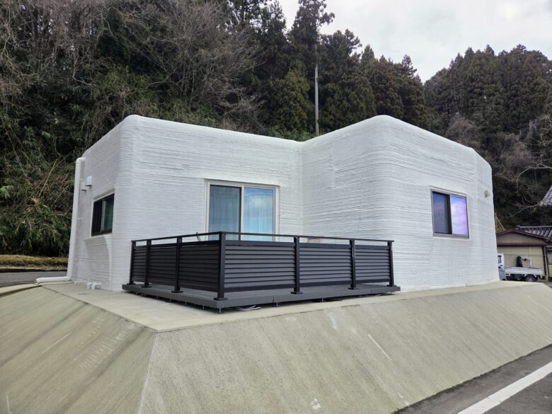 レストランのとのわのそばにある3Dプリンターハウスのホテル