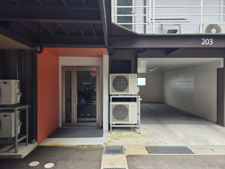 ホテルのとのわの駐車場と入口