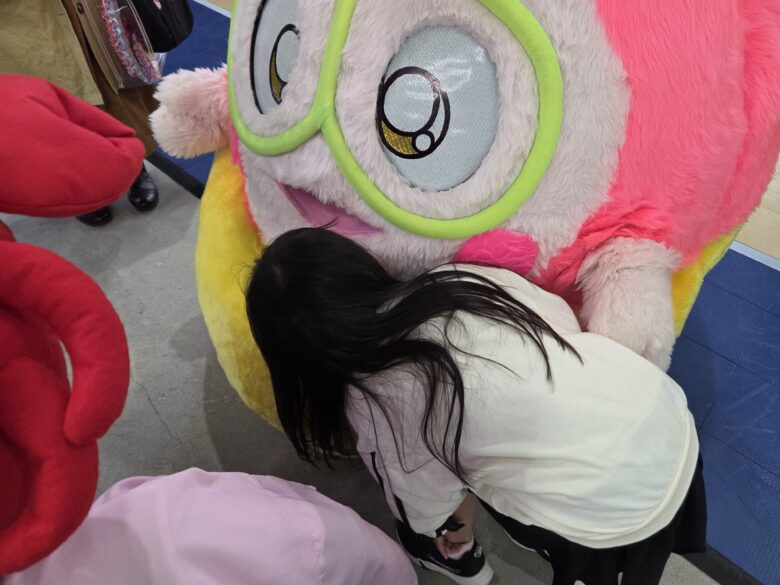 プク丸ちゃんの口の中に興味を示すちびっこ