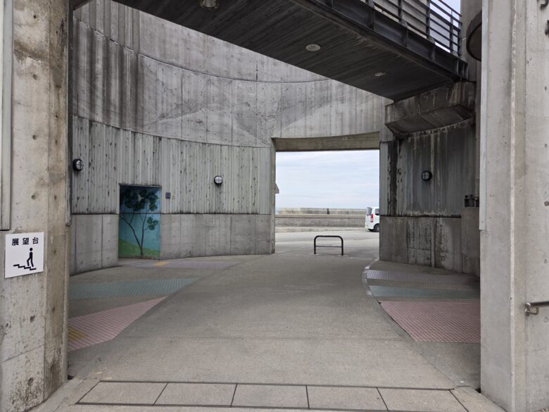 道の駅ウェーブパークなめりかわのアート的な無機質な構造